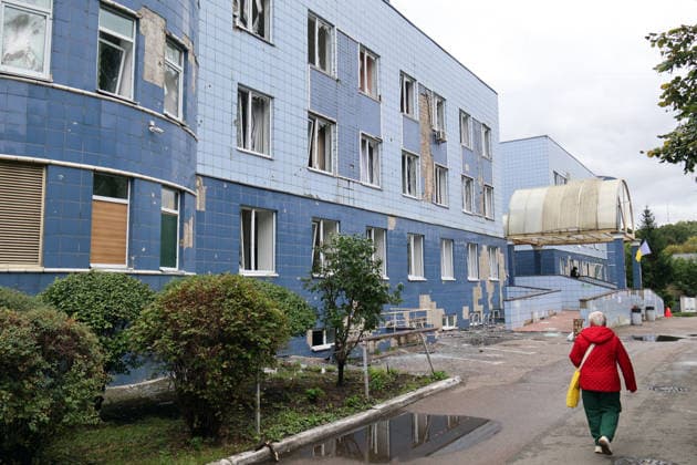 A woman walks past the Consultative and Diagnostic Centre in the Podilskyi district, damaged by an overnight Russian attack, Kyiv, Ukraine, September 24, 2026. On Thursday night, September 24, Russian forces launched a ballistic missile strike on Kyiv, followed by drone assaults on the capital and region. By morning, two people were confirmed killed and eight injured. The attack caused fires and destruction across several districts, damaging medical facilities, apartment blocks, private homes, and vehicles. The maternity hospital in the Podilskyi district sustained damage to windows, doors, and parts of the facade from the first to fifth floors, as well as to windows in the laundry and boiler rooms. Patients, children, and medical staff wer Copyright: xPavloxBahmutx