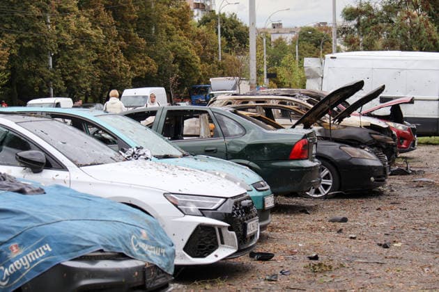 Cars are damaged at a parking lot in the Podilskyi district after an overnight Russian attack, Kyiv, Ukraine, September 24, 2026. On Thursday night, September 24, Russian forces launched a ballistic missile strike on Kyiv, followed by drone assaults on the capital and region. By morning, two people were confirmed killed and eight injured. The attack caused fires and destruction across several districts, damaging medical facilities, apartment blocks, private homes, and vehicles. The maternity hospital in the Podilskyi district sustained damage to windows, doors, and parts of the facade from the first to fifth floors, as well as to windows in the laundry and boiler rooms. Patients, children, and medical staff were unharmed, having moved to th Copyright: xPavloxBahmutx