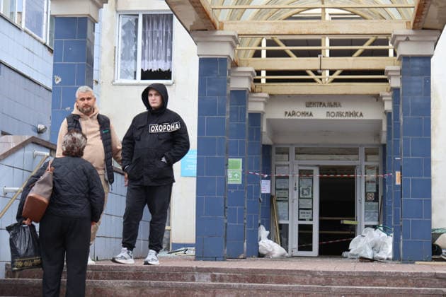 A security guard, a man and a woman stand on the porch of the Consultative and Diagnostic Centre in the Podilskyi district, damaged by an overnight Russian attack, Kyiv, Ukraine, September 24, 2026. On Thursday night, September 24, Russian forces launched a ballistic missile strike on Kyiv, followed by drone assaults on the capital and region. By morning, two people were confirmed killed and eight injured. The attack caused fires and destruction across several districts, damaging medical facilities, apartment blocks, private homes, and vehicles. The maternity hospital in the Podilskyi district sustained damage to windows, doors, and parts of the facade from the first to fifth floors, as well as to windows in the laundry and boiler rooms. Pa Copyright: xPavloxBahmutx