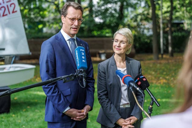 Bewerbung um Olympische und Paralympische Spiele KoelnRheinRuhr Ministerpraesident Hendrik Wuest und Ministerpraesidentin Manuela Schwesig im Rahmen der Bewerbung um Olympische und Paralympische Spiele KoelnRheinRuhr am 24.09.26 in Berlin. Berlin Berlin Deutschland Westwind