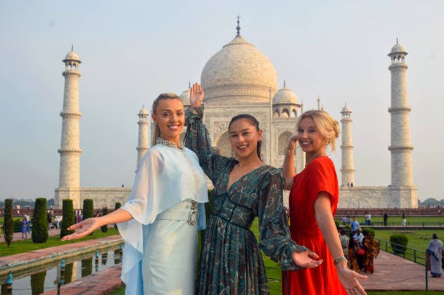Miss Universe Great Britain winner Angela Aumonier, along with models visits Agra s Taj Mahal Agra, Sep 24 (ANI): Miss Universe Great Britain winner Angela Aumonier, along with models, poses for a group photo in front of the Taj Mahal, in Agra on Thursday. Agra Uttar Pradesh India Copyright: xANIx ANI_20260924069