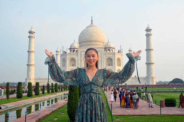 Miss Universe Great Britain winner Angela Aumonier visits Agra s Taj Mahal Agra, Sep 24 (ANI): Miss Universe Great Britain winner Angela Aumonier poses for a photo in front of the Taj Mahal, in Agra on Thursday. Agra Uttar Pradesh India Copyright: xANIx ANI_20260924083