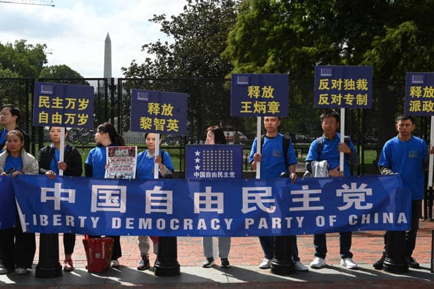 Protesters Demonstrate Against China During Xi Visit In Washington, DC Demostrators protest the visit of Chinese President Xi Jinping outside the White House on September 24, 2026 in Washington, DC. President Trump is hosting President Xi for a three-day state visit to Washington, DC. Photo by Olivier Douliery ABACAPRESS.COM Washington DC United States  Copyright: xDoulieryxOlivier ABACAx