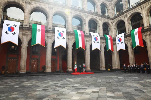 Official welcome ceremony for South Korean President Lee Jae Myung in Mexico MEXICO CITY, MEXICO - SEPTEMBER 24: President of South Korea Lee Jae Myung is received by Mexico s President Claudia Sheinbaum during an official welcome ceremony, at the National Palace, in Mexico City, Mexico on September 24, 2026. ?The visit aims to strengthen bilateral cooperation in trade, investment, and energy, marking the first state visit by a South Korean president to Mexico in 16 years. Daniel Cardenas Anadolu Mexico City Mexico. Editorial use only. Please get in touch for any other usage.  Copyright: x2026xAnadoluxDanielxCardenasx