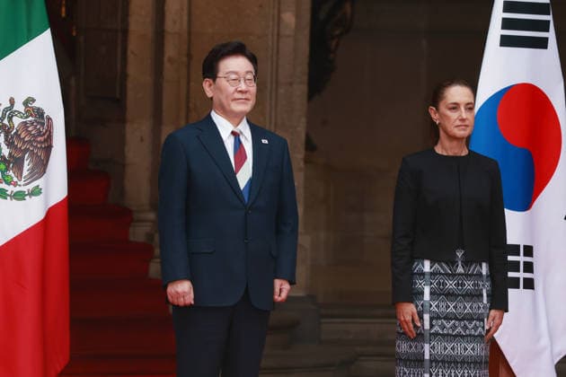 Official welcome ceremony for South Korean President Lee Jae Myung in Mexico MEXICO CITY, MEXICO - SEPTEMBER 24: President of South Korea Lee Jae Myung (L) is received by Mexico s President Claudia Sheinbaum during an official welcome ceremony, at the National Palace, in Mexico City, Mexico on September 24, 2026. ?The visit aims to strengthen bilateral cooperation in trade, investment, and energy, marking the first state visit by a South Korean president to Mexico in 16 years. Daniel Cardenas Anadolu Mexico City Mexico. Editorial use only. Please get in touch for any other usage.  Copyright: x2026xAnadoluxDanielxCardenasx