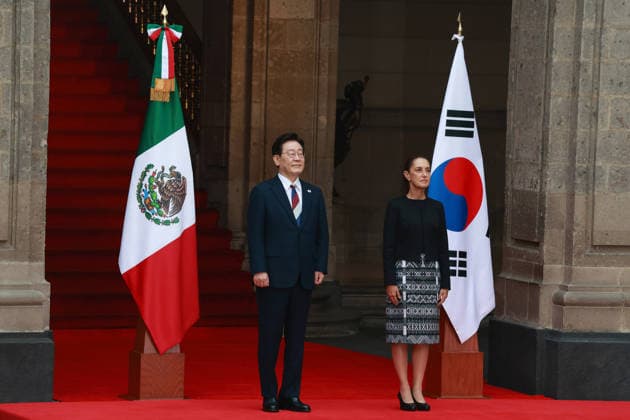 Official welcome ceremony for South Korean President Lee Jae Myung in Mexico MEXICO CITY, MEXICO - SEPTEMBER 24: President of South Korea Lee Jae Myung (L) is received by Mexico s President Claudia Sheinbaum during an official welcome ceremony, at the National Palace, in Mexico City, Mexico on September 24, 2026. ?The visit aims to strengthen bilateral cooperation in trade, investment, and energy, marking the first state visit by a South Korean president to Mexico in 16 years. Daniel Cardenas Anadolu Mexico City Mexico. Editorial use only. Please get in touch for any other usage.  Copyright: x2026xAnadoluxDanielxCardenasx
