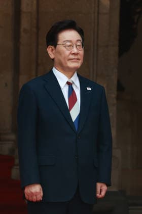 Official welcome ceremony for South Korean President Lee Jae Myung in Mexico MEXICO CITY, MEXICO - SEPTEMBER 24: President of South Korea Lee Jae Myung is received by Mexico s President Claudia Sheinbaum during an official welcome ceremony, at the National Palace, in Mexico City, Mexico on September 24, 2026. ?The visit aims to strengthen bilateral cooperation in trade, investment, and energy, marking the first state visit by a South Korean president to Mexico in 16 years. Daniel Cardenas Anadolu Mexico City Mexico. Editorial use only. Please get in touch for any other usage.  Copyright: x2026xAnadoluxDanielxCardenasx