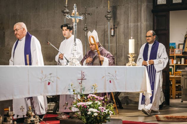 Mass in Marín, Pontevedra, for the victims of the earthquake that occurred in late June in Venezuela Mass for the victims from the municipality who lost their lives in the earthquake in Venezuela last June, on September 24, 2026, in Marín, Pontevedra, Galicia, Spain. The new parish church in Marín is hosting a Mass in memory of Lía, Ulises, Adela, and Yhosvany—a family of Venezuelan origin residing in the municipality—who died in the earthquakes that struck La Guaira last June. The event, organized by the educational community of the Colegio Inmaculada, is also dedicated to the victims of other natural disasters. SEPTEMBER 24, 2026 PARISH GALICIA GALICIANS VENEZUELA EARTHQUAKE TRIBUTE VENEZUELAN COMMUNITY VENEZUELANS NATURAL DISASTER VICTI Copyright: xBeatrizxCiscarx 7797285