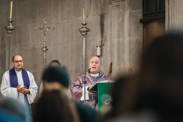 Mass in Marín, Pontevedra, for the victims of the earthquake that occurred in late June in Venezuela Mass for the victims from the municipality who lost their lives in the earthquake in Venezuela last June, on September 24, 2026, in Marín, Pontevedra, Galicia, Spain. The new parish church in Marín is hosting a Mass in memory of Lía, Ulises, Adela, and Yhosvany—a family of Venezuelan origin residing in the municipality—who died in the earthquakes that struck La Guaira last June. The event, organized by the educational community of the Colegio Inmaculada, is also dedicated to the victims of other natural disasters. SEPTEMBER 24, 2026 PARISH GALICIA GALICIANS VENEZUELA EARTHQUAKE TRIBUTE VENEZUELAN COMMUNITY VENEZUELANS NATURAL DISASTER VICTI Copyright: xBeatrizxCiscarx 7797289