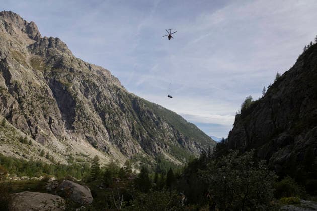Vehicles Evacuated by Helicopter After Floods - France A helicopter carrying a vehicle flies above the flood-damaged valley. Nine vehicles stranded at the Pre de Madame Carle were evacuated by helicopter after floods on August 28 destroyed several sections of the RD204T access road. Ailefroide, Vallouise-Pelvoux, Hautes-Alpes, France, September 24, 2026. Photo by Thibaut Durand ABACAPRESS.COM vallouise-pelvoux PROVENCE-ALPES-COTE D AZUR France  Copyright: xDurandxThibaut ABACAx