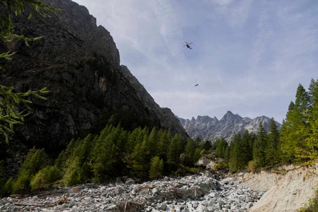 Vehicles Evacuated by Helicopter After Floods - France A helicopter carrying a vehicle flies above the rocks and debris left by the flood. Nine vehicles stranded at the Pre de Madame Carle were evacuated by helicopter after floods on August 28 destroyed several sections of the RD204T access road. Ailefroide, Vallouise-Pelvoux, Hautes-Alpes, France, September 24, 2026. Photo by Thibaut Durand ABACAPRESS.COM vallouise-pelvoux PROVENCE-ALPES-COTE D AZUR France  Copyright: xDurandxThibaut ABACAx