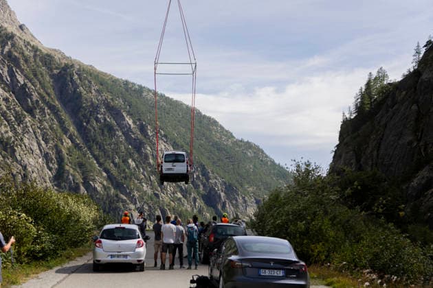 Vehicles Evacuated by Helicopter After Floods - France A white van is transported through the air beneath the helicopter toward Ailefroide. Nine vehicles stranded at the Pre de Madame Carle were evacuated by helicopter after floods on August 28 destroyed several sections of the RD204T access road. Ailefroide, Vallouise-Pelvoux, Hautes-Alpes, France, September 24, 2026. Photo by Thibaut Durand ABACAPRESS.COM vallouise-pelvoux PROVENCE-ALPES-COTE D AZUR France  Copyright: xDurandxThibaut ABACAx