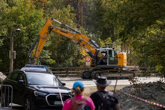 Vehicles Evacuated by Helicopter After Floods - France An excavator works beside the damaged road near Ailefroide. Nine vehicles stranded at the Pre de Madame Carle were evacuated by helicopter after floods on August 28 destroyed several sections of the RD204T access road. Ailefroide, Vallouise-Pelvoux, Hautes-Alpes, France, September 24, 2026. Photo by Thibaut Durand ABACAPRESS.COM vallouise-pelvoux PROVENCE-ALPES-COTE D AZUR France  Copyright: xDurandxThibaut ABACAx