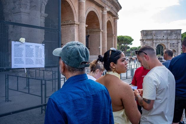 September 24, 2026, Rome, Rm, Italy: By order of Minister of Culture Alessandro Giuli, the Colosseum Archaeological Park remains closed the day after the death of young worker Andrea Moretti, as a mark of mourning and solidarity with his family. Tourists learn the news by reading the notice posted on the closed gates of the archaeological site. Rome Italy  - ZUMAg256 20260924_znp_g256_011 Copyright: xMarcoxDixGianvitox