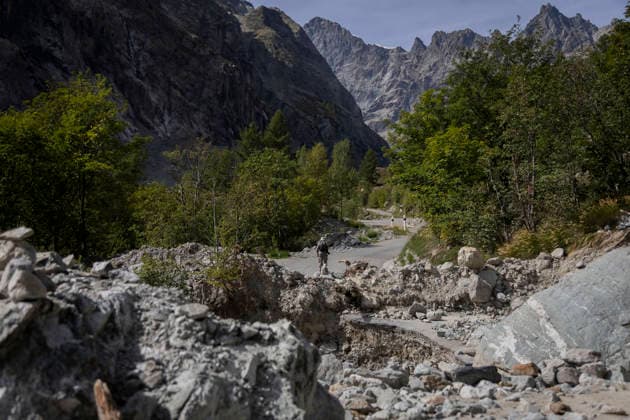 Vehicles Evacuated by Helicopter After Floods - France The flood-damaged RD204T winds through the narrow mountain valley below the Ecrins peaks. Nine vehicles stranded at the Pre de Madame Carle were evacuated by helicopter after floods on August 28 destroyed several sections of the RD204T access road. Ailefroide, Vallouise-Pelvoux, Hautes-Alpes, France, September 24, 2026. Photo by Thibaut Durand ABACAPRESS.COM vallouise-pelvoux PROVENCE-ALPES-COTE D AZUR France  Copyright: xDurandxThibaut ABACAx