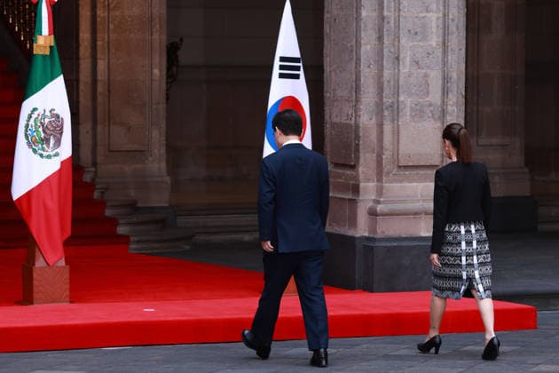 September 24, 2026, Mexico City, Mexico: Mexican President Claudia Sheinbaum Pardo received South Korean President Lee Jae-Myung at the National Palace in Mexico City during the South Korean leader s state visit to Mexico. The two governments are expected to discuss trade, education and cultural cooperation. Mexico City Mexico  - ZUMAl178 20260924_znp_l178_007 Copyright: xCristianxLeyvax