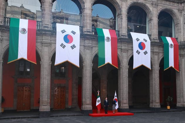 September 24, 2026, Mexico City, Mexico: Mexican President Claudia Sheinbaum Pardo received South Korean President Lee Jae-Myung at the National Palace in Mexico City during the South Korean leader s state visit to Mexico. The two governments are expected to discuss trade, education and cultural cooperation. Mexico City Mexico  - ZUMAl178 20260924_znp_l178_016 Copyright: xCristianxLeyvax
