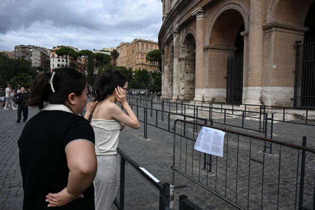 September 24, 2026, Rome, Italy: A notice for visitors is placed at the Colosseum that has closed to the public following the death of Andrea Moretti, a young rope access specialist worker at the Colosseum in Rome, Italy, 24 September 2026. Andrea Moretti died from a fall while installing a new lighting system late 22 September. ANSA RICCARDO ANTIMIANI. Rome Italy  - ZUMAa110 20260924_zaf_a110_034 Copyright: xRiccardoxAntimianix