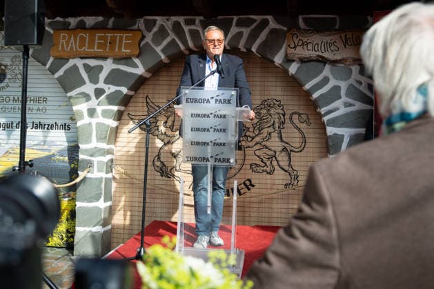 Europa Park, Rust, Schweizer Themenbereich, Walliser Dorf, offizielle Eröffnung des Emil Hüüsli, Emil Steinberger, Emils Bühnenwelt, Ausstellung, Schweizer Künstler, Komiker, Schauspieler, Lebenswerk, Unterhaltung, Kultur, Freizeitpark, neue Attraktion, Tourismus, Symbolfoto Roland Mack, Rust Europa Park Baden-Württemberg Deutschland Copyright: xFINLEYxMÖRCHx