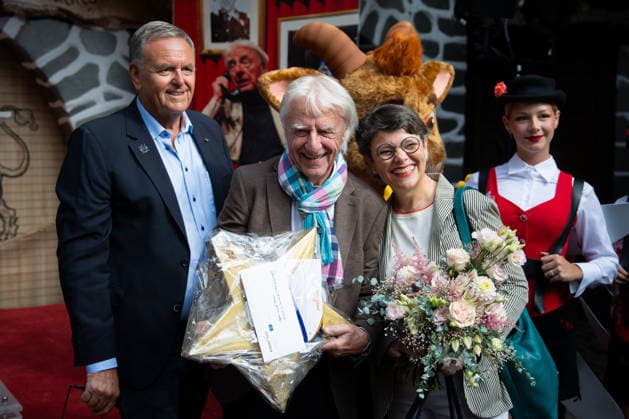 Europa Park, Rust, Schweizer Themenbereich, Walliser Dorf, offizielle Eröffnung des Emil Hüüsli, Emil Steinberger, Emils Bühnenwelt, Ausstellung, Schweizer Künstler, Komiker, Schauspieler, Lebenswerk, Unterhaltung, Kultur, Freizeitpark, neue Attraktion, Tourismus, Symbolfoto Roland Mack, Niccel Steinberger, Rust Europa Park Baden-Württemberg Deutschland Copyright: xFINLEYxMÖRCHx