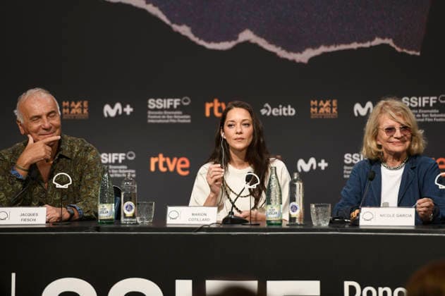 Jacques Fieschi, Marion Cotillard und Nicole Garcia bei der Pressekonferenz zum Kinofilm 7h40 ce matin-lÃ Milo auf dem 74. Internationalen Filmfestival San Sebastian Festival Internacional de Cine de San Sebastian im Kursaal. San Sebastian, 24.09.2026