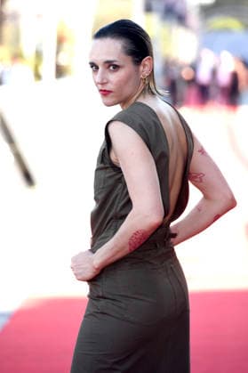 Jehnny Beth bei der Premiere des Kinofilms The French Teacher A Professora de FrancÃªs auf dem 74. Internationalen Filmfestival San Sebastian Festival Internacional de Cine de San Sebastian. San Sebastian, 24.09.2026