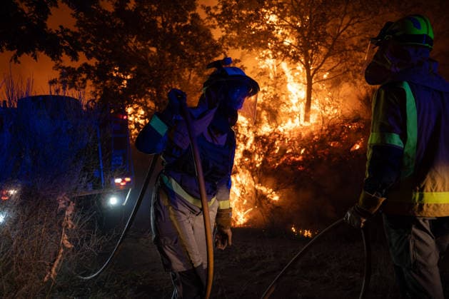 Level 2 alert declared for the Calvos de Randín fire in Ourense due to its proximity to the town of As Meaus; 140 hectares have been destroyed. Several firefighters are working to extinguish the fire as of September 24, 2026, in Calvos de Randín, Ourense, Galicia, Spain. The Regional Ministry of Rural Affairs has declared a Level 2 Alert for the fire in Calvos de Randín, Ourense, as a preventive measure due to the fire’s proximity to the village of As Meaus, in the neighboring municipality of Baltar. The out-of-control fire has scorched 140 hectares. The fire broke out at 1:36 p.m. this Thursday, and firefighters are working to extinguish it, including, among others, eight helicopters and nine airplanes. SEPTEMBER 24, 2026 FIRE NATURAL DIS Copyright: xAdrianxIragox 7797839