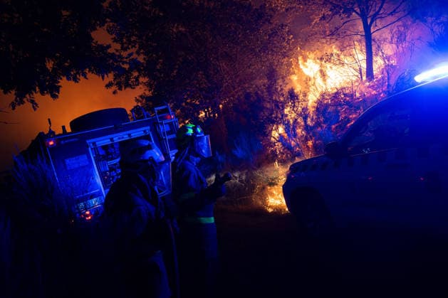 Level 2 alert declared for the Calvos de Randín fire in Ourense due to its proximity to the town of As Meaus; 140 hectares have been destroyed. Several firefighters are working to extinguish the fire as of September 24, 2026, in Calvos de Randín, Ourense, Galicia, Spain. The Regional Ministry of Rural Affairs has declared a Level 2 Alert for the fire in Calvos de Randín, Ourense, as a preventive measure due to the fire’s proximity to the village of As Meaus, in the neighboring municipality of Baltar. The out-of-control fire has scorched 140 hectares. The fire broke out at 1:36 p.m. this Thursday, and firefighters are working to extinguish it, including, among others, eight helicopters and nine airplanes. SEPTEMBER 24, 2026 FIRE NATURAL DIS Copyright: xAdrianxIragox 7797840