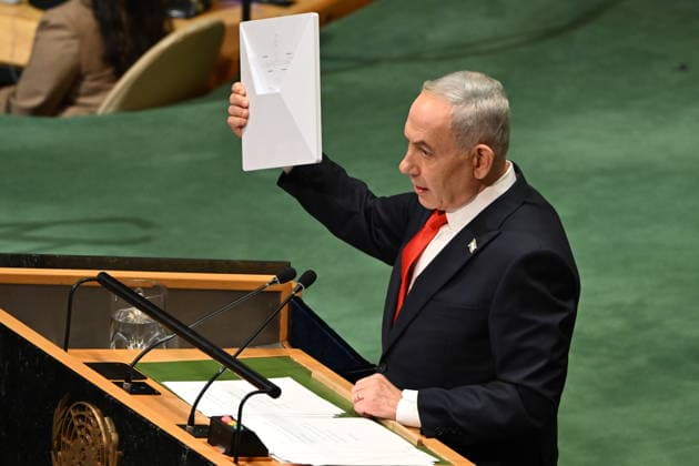 September 24, 2026, New York, New York, USA: Prime Minister Benjamin Netanyhu of Israel shows a StarLink device as he speaks during day 3 of the opening of the 81st Session of the United Nations General Assembly at UN Headquarters in New York, New York, USA on Thursday, 24 September, 2026 New York USA - ZUMAs152 20260924_faa_s152_347 Copyright: xKylexMazza CNPx