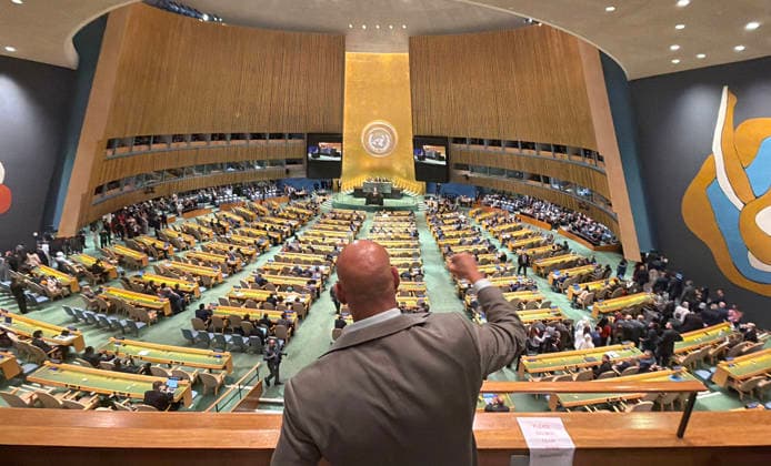 A photograph showing a man raising his fist in support of Israeli Prime Minister Benjamin Netanyahu during his address to the 81st United Nations General Assembly in New York, United states, 24 September 2026. Netanyahu’s address to the UN General Assembly was once again marked this year by the departure of numerous representatives from the hall when the prime minister took the floor. Meanwhile, among those in the galleries, supporters could be seen wearing kippahs and pins with the Israeli flag on their lapels, while some took selfies and gave a standing ovation. Delegates walk out of UN General Assembly debate during Netanyahu s speech !ACHTUNG: NUR REDAKTIONELLE NUTZUNG!  Copyright: xSarahxYánez-Richardsx AME220 20260924-55021496123_1