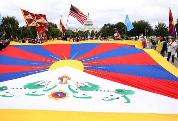September 24, 2026, Washington, District Of Columbia, USA: Demonstrators from the Free Tibet movement protest against Chinese President Xi Jinping s state visit in Washington, DC, as they march toward the US Capitol on September 24, 2026. President Xi is on a State visit to the United States from September 23 to 25. Washington USA  - ZUMAs337 20260924_znp_s337_020 Copyright: xGentxShkullakux