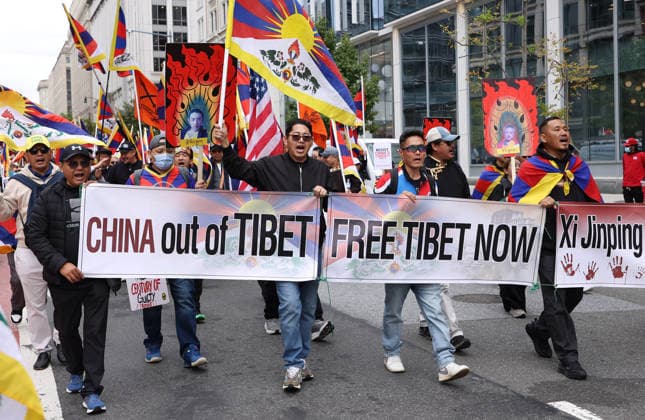 September 24, 2026, Washington, District Of Columbia, USA: Demonstrators from the Free Tibet movement protest against Chinese President Xi Jinping s state visit in Washington, DC, as they march toward the US Capitol on September 24, 2026. President Xi is on a State visit to the United States from September 23 to 25. Washington USA - ZUMAs337 20260924_znp_s337_001 Copyright: xGentxShkullakux