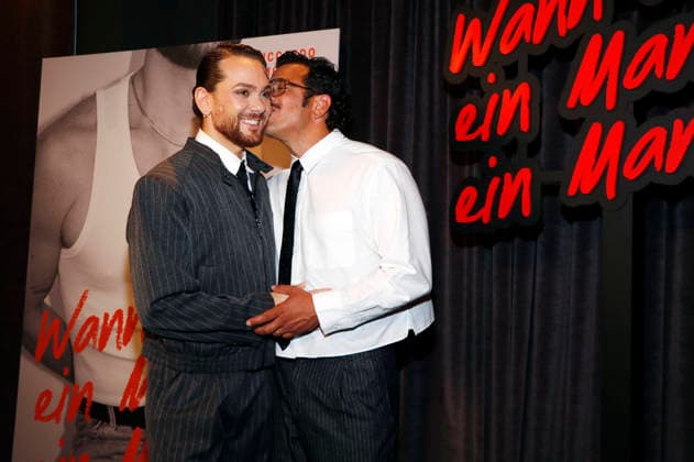 Riccardo Simonetti mit Ehemann Steven bei der Präsentation des Buches Wann ist ein Mann ein Mann?! von Riccardo Simonetti im The Ritz-Carlton Hotel. Berlin, 24.09.2026