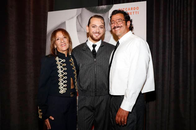 Riccardo Simonetti mit Ehemann Steven und Mutter Anna Simonetti bei der Präsentation des Buches Wann ist ein Mann ein Mann?! von Riccardo Simonetti im The Ritz-Carlton Hotel. Berlin, 24.09.2026