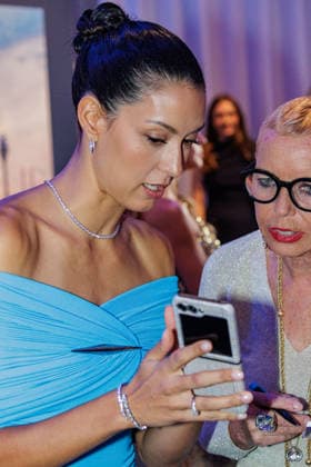 24.09.2026. Düsseldorf. Rebecca Mir auf dem Blue Carpet zum Launch des neuen Guerlain L™Heure Bleue Eau de Parfum im Düsseldorfer Lofthouse. Düsseldorf Lofthouse, Reisholzer Werftstraße Nordrhein-Westfalen Deutschland