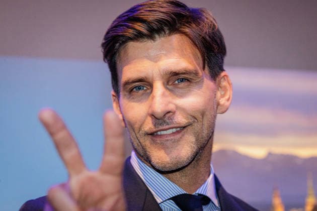 24.09.2026. Düsseldorf. Johannes Hübl auf dem Blue Carpet zum Launch des neuen Guerlain L™Heure Bleue Eau de Parfum im Düsseldorfer Lofthouse. Düsseldorf Lofthouse, Reisholzer Werftstraße Nordrhein-Westfalen Deutschland