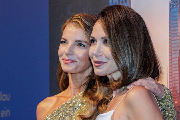 24.09.2026. Düsseldorf. (l-r): Yvonne Catterfeld und Mandy Capristo auf dem Blue Carpet zum Launch des neuen Guerlain L™Heure Bleue Eau de Parfum im Düsseldorfer Lofthouse. Düsseldorf Lofthouse, Reisholzer Werftstraße Nordrhein-Westfalen Deutschland