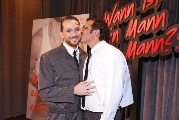 Riccardo Simonetti Buchvorstellung Riccardo Simonetti und Ehemann Steven ?Riccardo Simonetti stellt sein fünftes Buch: ãWann ist ein Mann ein Mann?!Ò, The Ritz-Carlton, Berlin, Datum: 24.09.2026 Copyright: xEventpress Kratschx