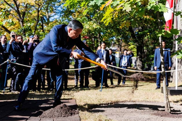 September 24, 2026, Ottawa, On, Canada: Vietnamese General Secretary and President To Lam plants a tree during an official welcome ceremony at Rideau Hall in Ottawa, on Thursday, Sept. 24, 2026. Ottawa Canada  - ZUMAc35_ 20260924_zaf_c35_121 Copyright: xKeitoxNewmanx