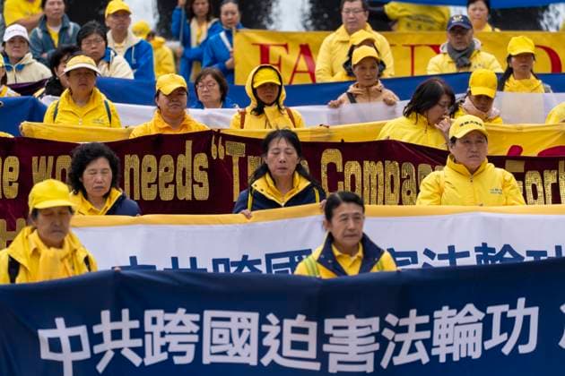 September 24, 2026, Washington, Dc, USA: Supporters of the Fauln Gong protest as China s President Xi Jinping visits Washington..U.S. President Donald Trump is hosting China s President Xi Jinping for a state visit. Washington USA  - ZUMAs197 20260924_aaa_s197_140 Copyright: xJenxGolbeckx