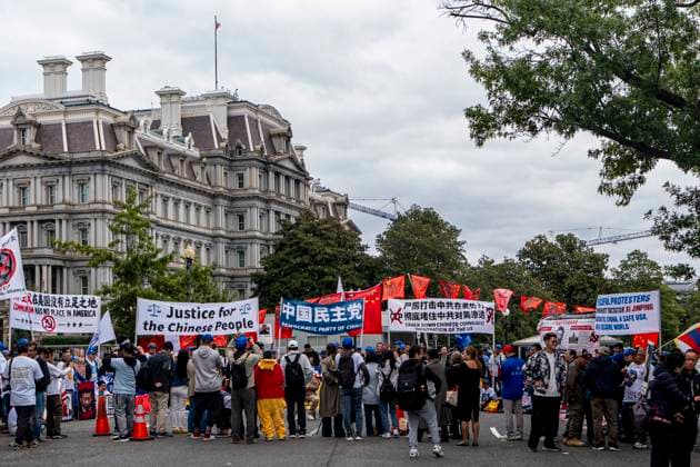 September 24, 2026, Washington, Dc, USA: Opponents of China s President Xi Jinping protest near the White House..U.S. President Donald Trump is hosting China s President Xi Jinping for a state visit. Washington USA  - ZUMAs197 20260924_aaa_s197_143 Copyright: xJenxGolbeckx