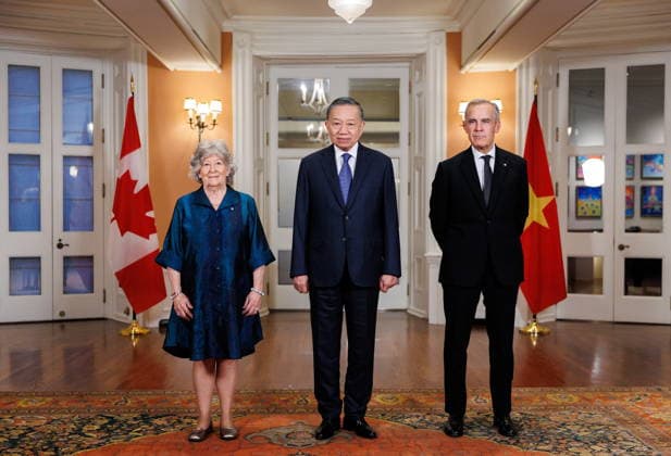 September 24, 2026, Ottawa, On, Canada: Governor General Louise Arbour, from left, Vietnam s President To Lam, and Prime Minister Mark Carney pose for a photo at Rideau Hall in Ottawa, on Thursday, Sept. 24, 2026. Ottawa Canada - ZUMAc35_ 20260924_zaf_c35_128 Copyright: xKeitoxNewmanx
