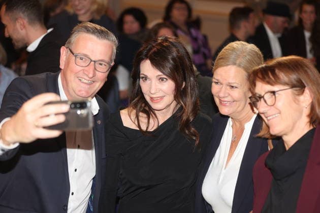 Iris Berben und Nancy Faeser bei der Verleihung des Deutschen Kulturpolitikpreises 2026 an Iris Berben in der Staatsbibliothek zu Berlin. Berlin, 24.09.2026 Copyright: xAgenturxMatthiasxWehnertx xM.xGränzdörferx