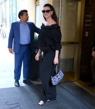 Anne Hathaway out in New York Heavily pregnant actress Anne Hathaway is leaving a hotel in midtown, New York on September 24, 2026. Photo by Dylan Travis ABACAPRESS.COM New York NY  Copyright: xDylanxTravis ABACAx