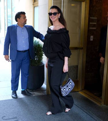 Anne Hathaway out in New York Heavily pregnant actress Anne Hathaway is leaving a hotel in midtown, New York on September 24, 2026. Photo by Dylan Travis ABACAPRESS.COM New York NY  Copyright: xDylanxTravis ABACAx