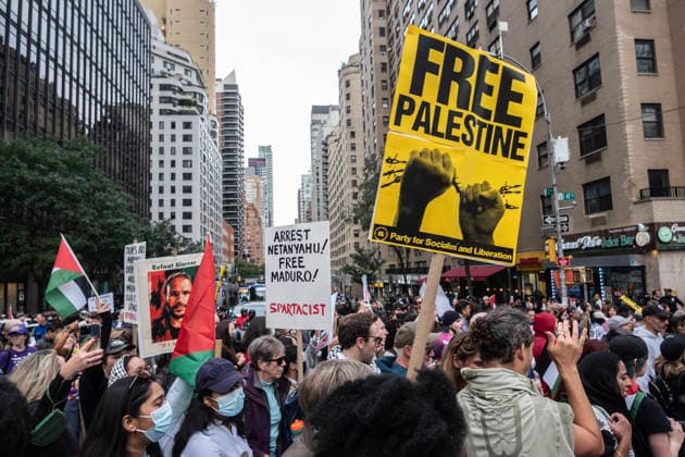 September 24, 2026, New York City, New York, USA: Demonstrators march through Midtown Manhattan toward United Nations headquarters during a protest against the visit of Israeli Prime Minister Benjamin Netanyahu, who is in New York to address the 81st session of the United Nations General Assembly. Protesters carried Palestinian flags, banners, and signs calling for a ceasefire, expanded humanitarian aid, and changes in U.S. policy toward the Gaza conflict, while supporters of Israel held separate counter-demonstrations in the city. Netanyahu s appearance at the UN drew heightened security and competing rallies amid continuing international debate over the war in Gaza and broader regional tensions. New York City USA - ZUMAt442 20260924_znp_t442_019 Copyright: xBillyxTompkinsx