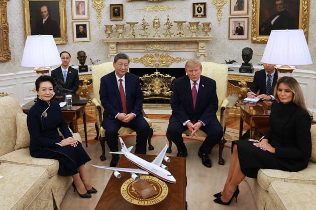 (260924) -- WASHINGTON, Sept. 24, 2026 -- Chinese President Xi Jinping and his wife Peng Liyuan, together with U.S. President Donald Trump and his wife Melania Trump, pose for a group photo in the Oval Office after a welcome ceremony at the White House in Washington, D.C., the United States, Sept. 24, 2026. Trump held a welcome ceremony for Xi, who is on a state visit to the United States, at the White House on Thursday. ) U.S.-CHINA-XI JINPING-STATE VISIT-TRUMP-WELCOME CEREMONY WangxYe 