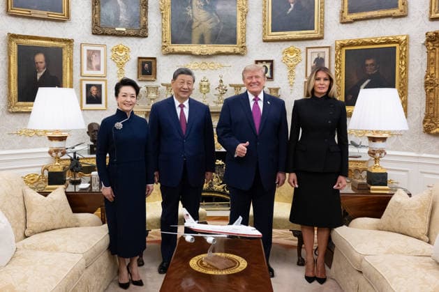 (260924) -- WASHINGTON, Sept. 24, 2026 -- Chinese President Xi Jinping and his wife Peng Liyuan, together with U.S. President Donald Trump and his wife Melania Trump, pose for a group photo in the Oval Office after a welcome ceremony at the White House in Washington, D.C., the United States, Sept. 24, 2026. Trump held a welcome ceremony for Xi, who is on a state visit to the United States, at the White House on Thursday. ) U.S.-CHINA-XI JINPING-STATE VISIT-TRUMP-WELCOME CEREMONY XiexHuanchi 
