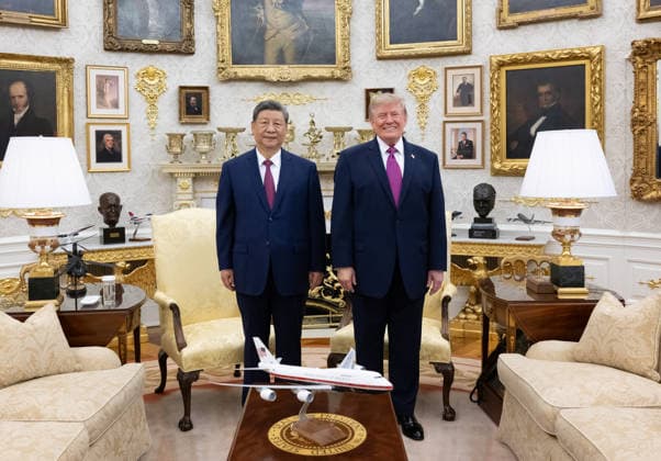 (260924) -- WASHINGTON, Sept. 24, 2026 -- Chinese President Xi Jinping holds small-group exchanges with U.S. President Donald Trump in the Oval Office after a welcome ceremony at the White House in Washington, D.C., the United States, Sept. 24, 2026. Trump held a welcome ceremony for Xi, who is on a state visit to the United States, at the White House on Thursday. ) U.S.-CHINA-XI JINPING-STATE VISIT-TRUMP-SMALL-GROUP EXCHANGES XiexHuanchi 