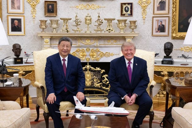 (260924) -- WASHINGTON, Sept. 24, 2026 -- Chinese President Xi Jinping holds small-group exchanges with U.S. President Donald Trump in the Oval Office after a welcome ceremony at the White House in Washington, D.C., the United States, Sept. 24, 2026. Trump held a welcome ceremony for Xi, who is on a state visit to the United States, at the White House on Thursday. ) U.S.-CHINA-XI JINPING-STATE VISIT-TRUMP-SMALL-GROUP EXCHANGES XiexHuanchi 